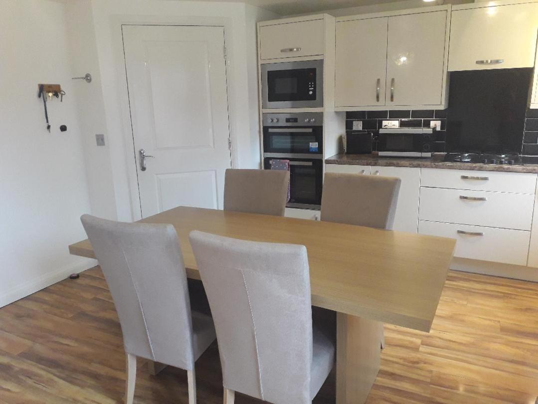 5 Bed House With Free Secure Parking In Pleasant Quiet Location *